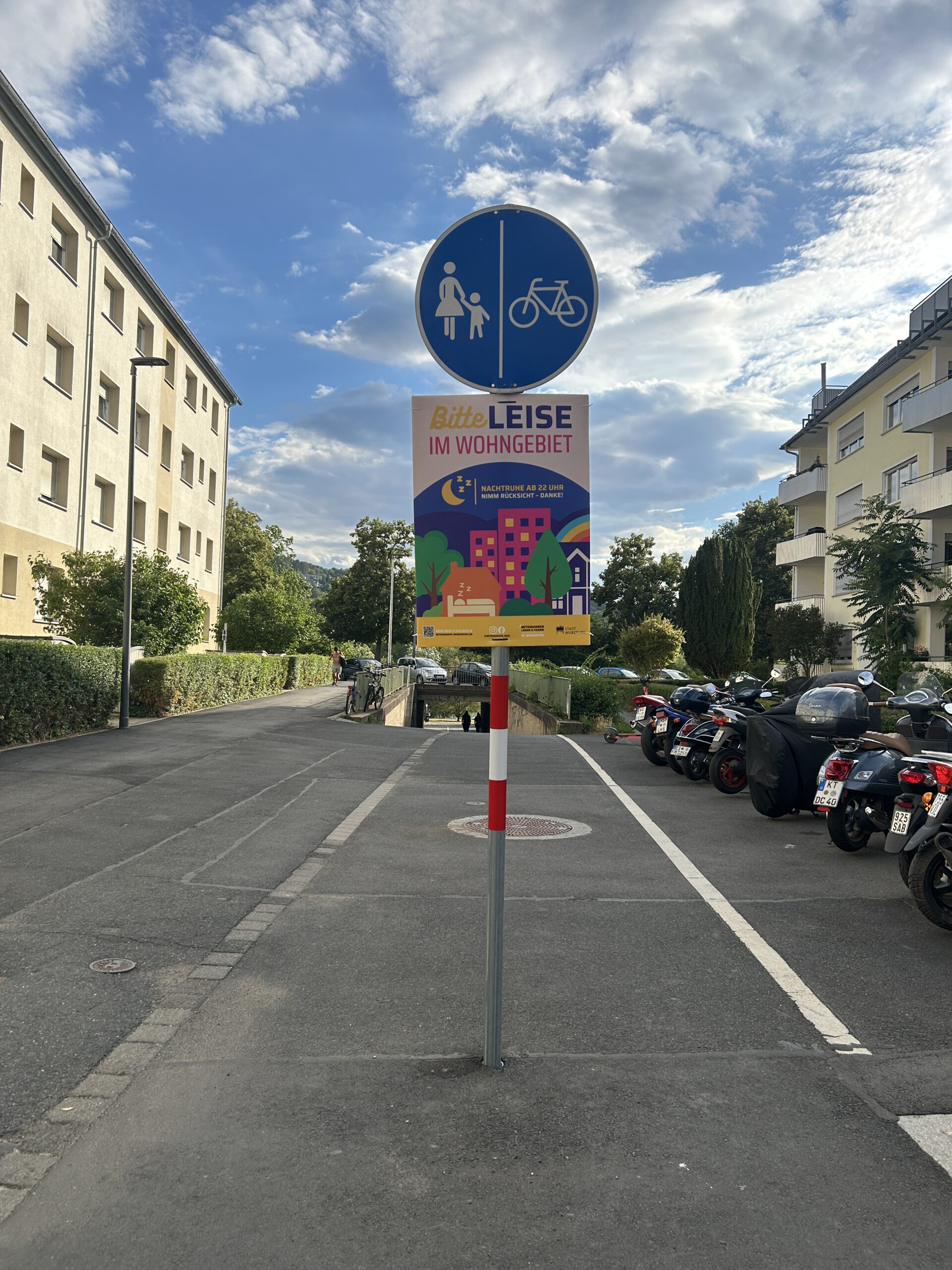 Bitte leise im Wohngebiet! Warum wir Hinweisschilder zur Nachtruhe aufhängen